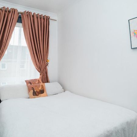 Entire Fabulous 2Bedroom First Floor Flat Located Within Close Proximity To City Centre & University Of Aberdeen With Private Parking Экстерьер фото
