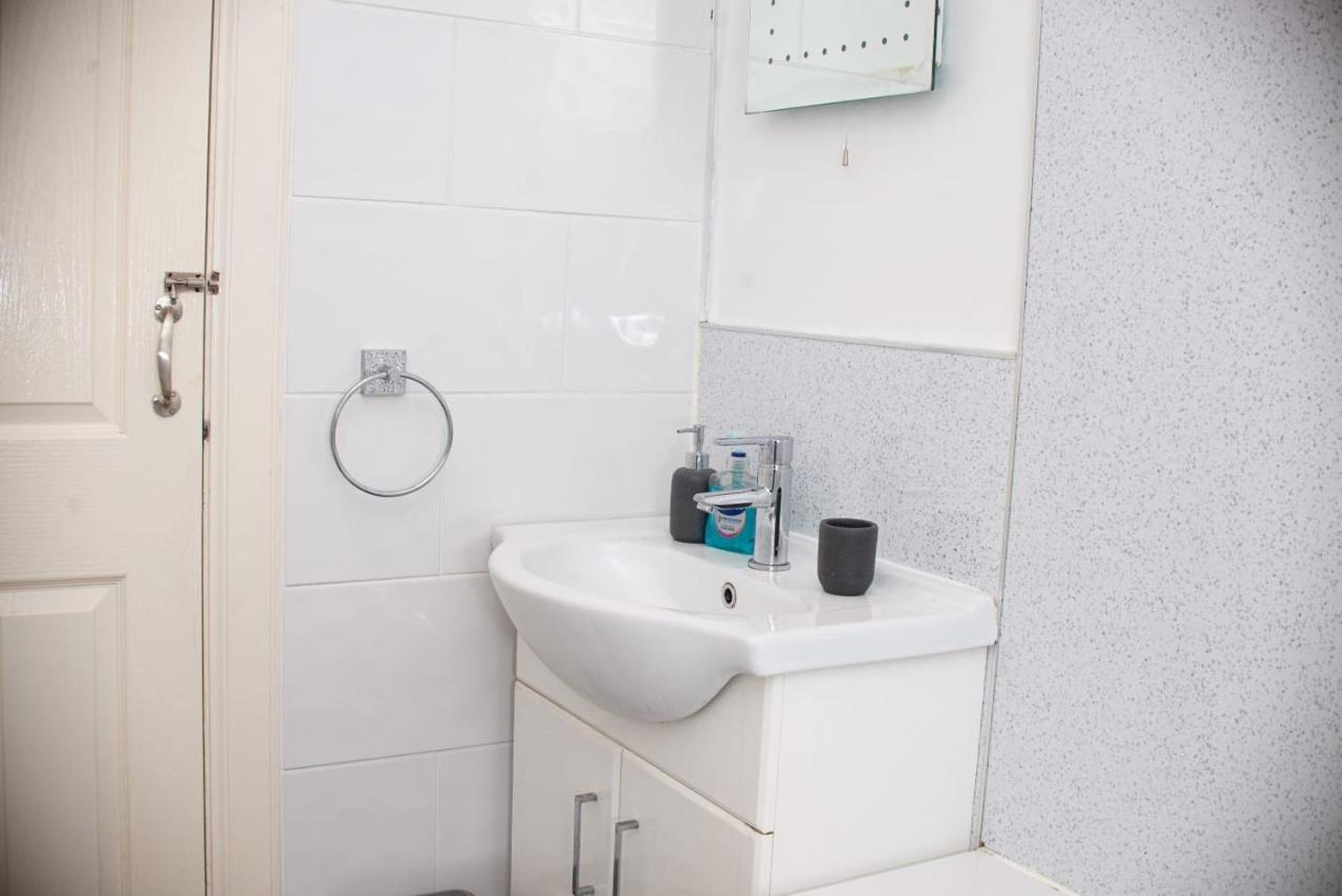 Entire Fabulous 2Bedroom First Floor Flat Located Within Close Proximity To City Centre & University Of Aberdeen With Private Parking Экстерьер фото
